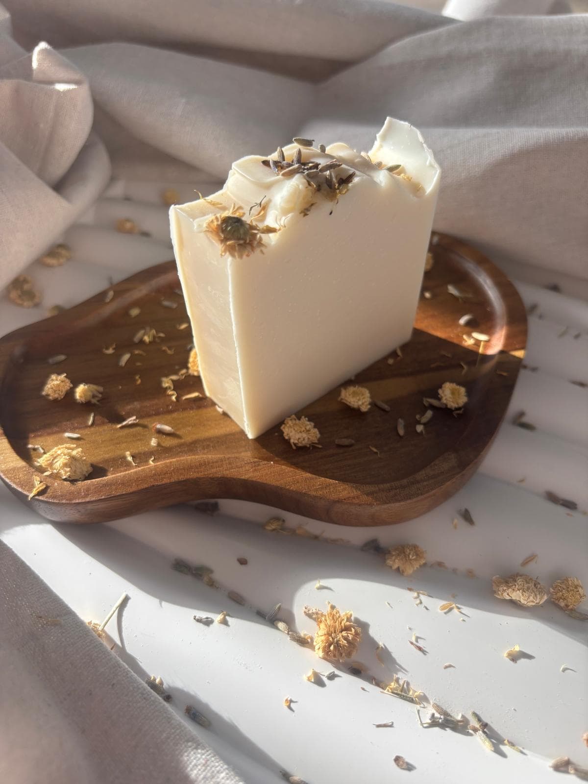 Handgemaakte natuurlijke Marokkaanse zeep met kamille bloemen - Noorlin Naturals premium collectie